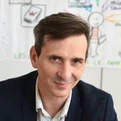 Jérémy Sardà, souriant, en salle de formation